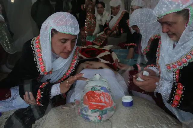 Kulminaciju venčanja predstavlja nastajanje „geline“, tradicionalne neveste kada se njeno lice prekiva belom smesom a lice dekoriše šljokicama