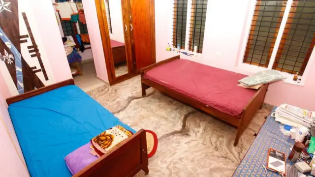 ઉથરા ડાબી બાજુના પલંગ પર સૂઈ રહ્યાં હતાં.