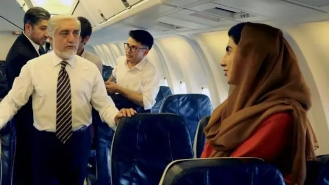 అఫ్గాన్ ప్రభుత్వ ప్రతినిధుల బృందం నేత అబ్దుల్లా అబ్దుల్లాతో మాట్లాడుతున్న షాజియా