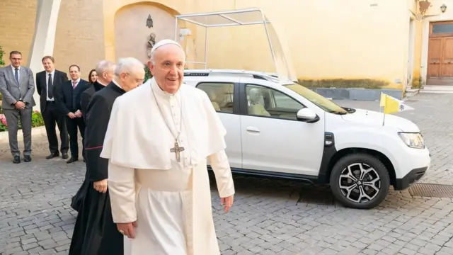 پاپ فرانسیس برخلاف رهبران پیشین کلیسای کاتولیک از ماشین‌های ارزان استفاده می‌کند