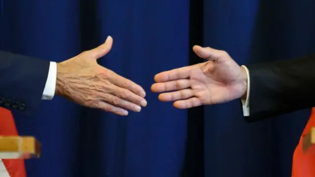 Руки Лаврова и Керри