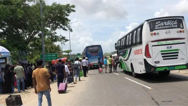 পদ্মা সেতুর দুই প্রান্তের টোল প্লাজার সামনে থেকে অনেক মানুষ বাসে উঠে সেতু পাড়ি দিয়েছেন