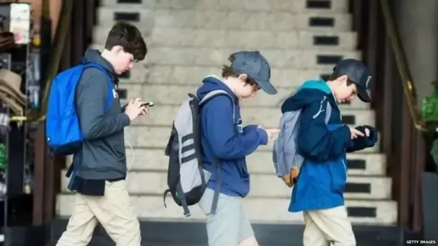 ਫ਼ੋਨ ਇਸਤੇਮਾਲ ਕਰਦੇ ਬੱਚੇ