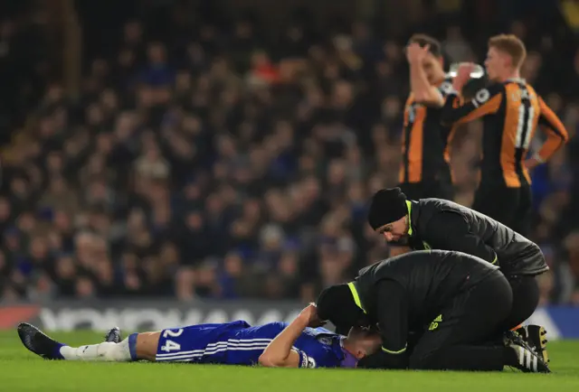 Cahill es atendido en el suelo