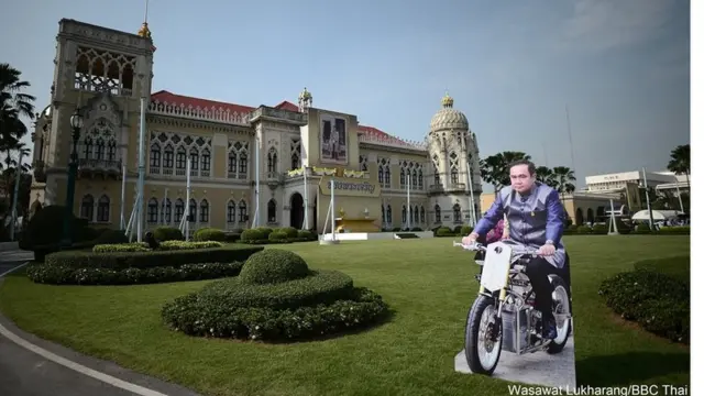 Thủ tướng Thái Lan, Tướng Prayuth Chan-ocha cho đặt cả hình bìa của ông cưỡi xe máy để mọi người đến xem.