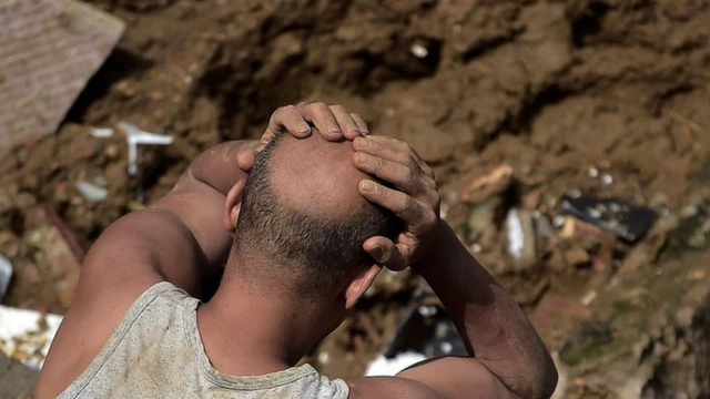 Un homme montre son désespoir face aux destructions à Petropolis.