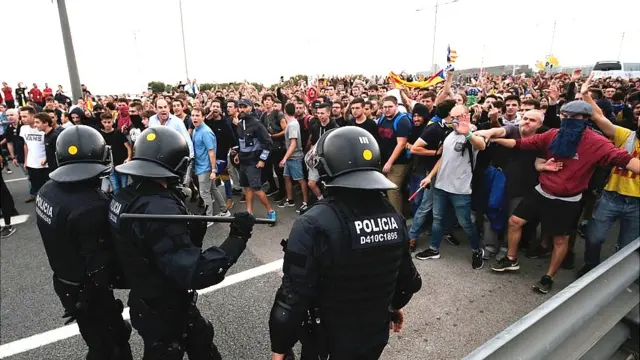 抗议者与警察对峙