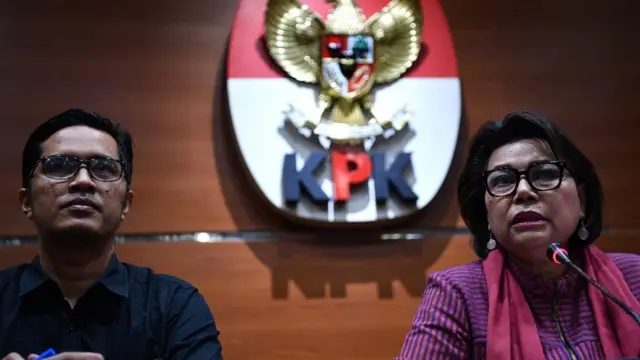 Wakil Ketua KPK Basaria Panjaitan (kanan) dan juru bicara Febri Diansyah