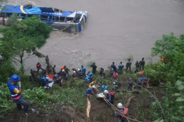 सर्लाहीको मलङ्गवाबाट काठमाडौँ आउँदै गरेको बस शुक्रवार त्रिशूली नदीमा खसेपछि प्रहरीले यात्रुको उद्धार गरेका थिए।