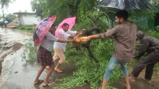 ఉత్తర తెలంగాణలోని వివిధ ప్రాంతాల్లో చెట్లు, విద్యుత్ స్తంభాలు నేల కూలాయి