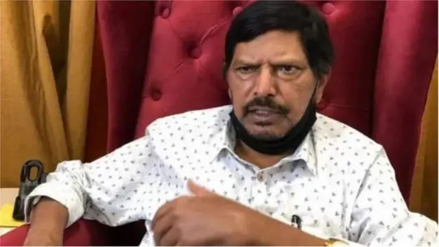 રામદાસ આઠવલે શનિવારે મુંબઈમાં ભાજપ નેતા અને મહારાષ્ટ્રના પૂર્વ સીએમ દેવેન્દ્ર ફડણવીસને મળ્યા હતા