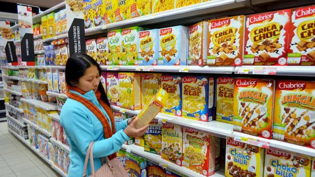 Mulher comprando cereal no mercado