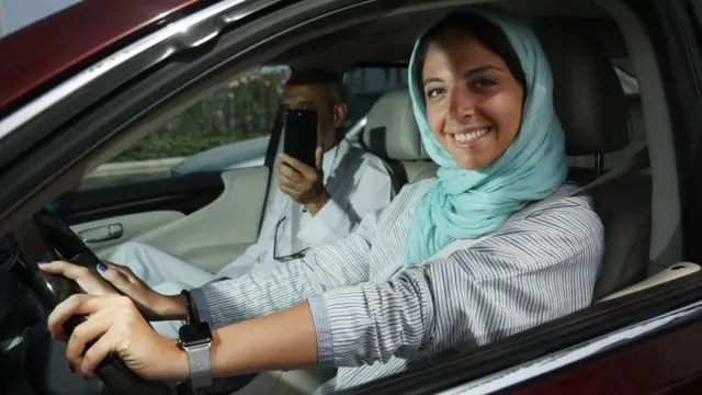 perempuan saudi dan mobil