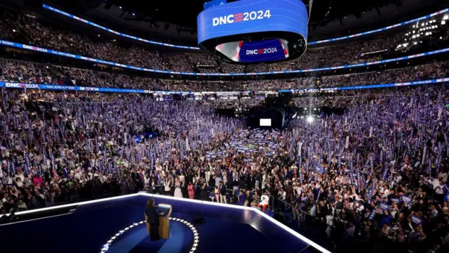  Kamala Harris n bawọn eeyan sọrọ nibi ipolongo ṣaaju ibo aarẹ Amẹrika ni Chicago, Illinois, US, on Thursday, 22 August 