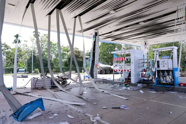 สภาพความเสียหายของปั๊ม ปตท. ปาเสมัส จ.นราธิวาส