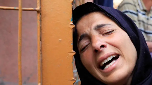 Mujer llora el ataque de Israel.