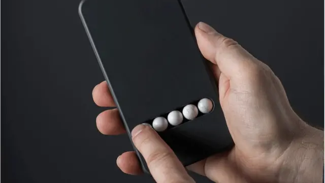 El "teléfono de sustitución" diseñado por Klemens Schillinger imita los gestos que hacemos al deslizar el dedo por la pantalla. (Foto: Leonhard Hilzensauer).