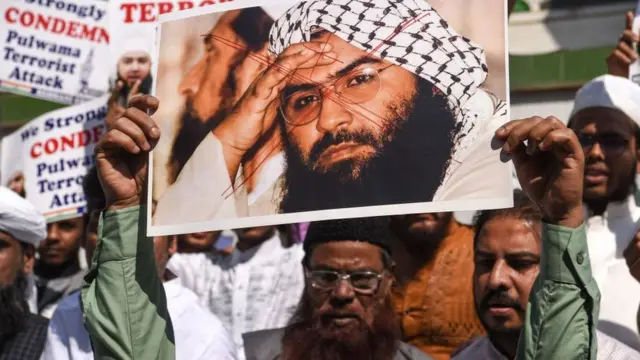 2019 பிப்ரவரி 14 அன்று இந்திய நிர்வாகத்தில் உள்ள காஷ்மீரின் புல்வாமாவில் தற்கொலை குண்டு தாக்கி சி.ஆர்.பி.எஃப். படையினர் 40 பேர் கொல்லப்பட்டதற்கு மறு நாள் மும்பையில் மசூத் அஸ்கரின் முகத்தில் கோடிட்ட படங்களை ஏந்தி பாகிஸ்தானுக்கு எதிராகப் போராடிய முஸ்லிம்கள்.