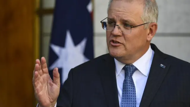 ظاهرا دست تکان دادن استرالیایی‌ها به نحوی متمایز است که آمریکایی‌ها در یکی از آزمایش‌ها به درستی آنها را تشخیص می‌دادند