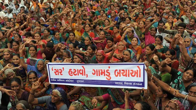 વિરોધ કરતી ગામડાની મહિલાઓ