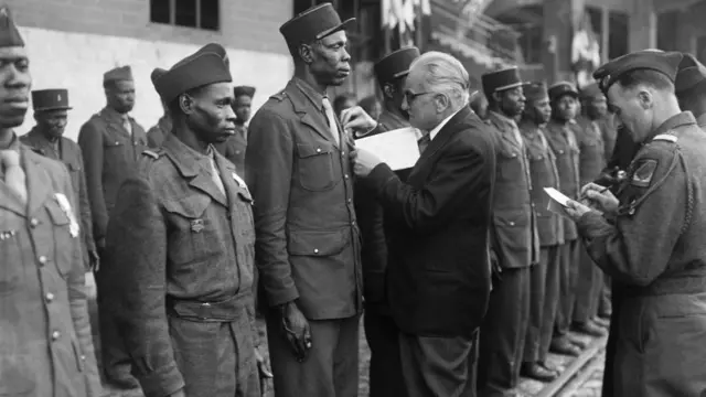 Soldado senegalês recebendo medalhakante fifa 23honra por fazer parte do exército francês no fim da Segunda Guerra