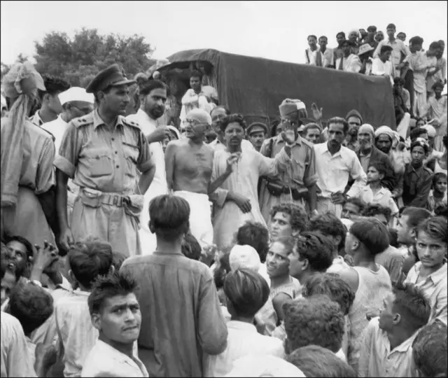 دیدار با آوارگان مسلمان در پورانا کیلا در دهلی نو (سپتامبر (۱٩۴۷)