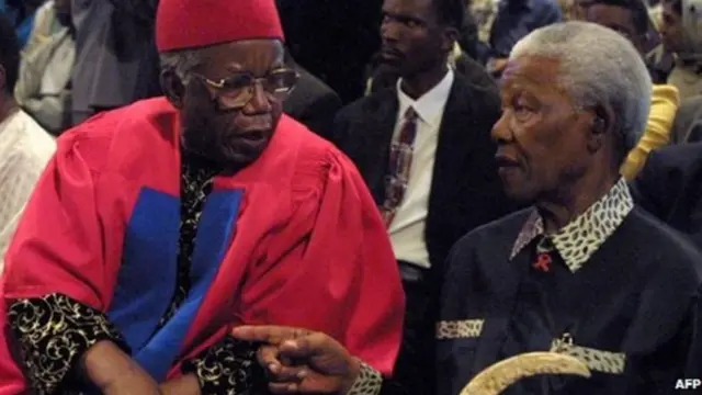 ቺንዋ ኣቸበ ምስ ማንደላ