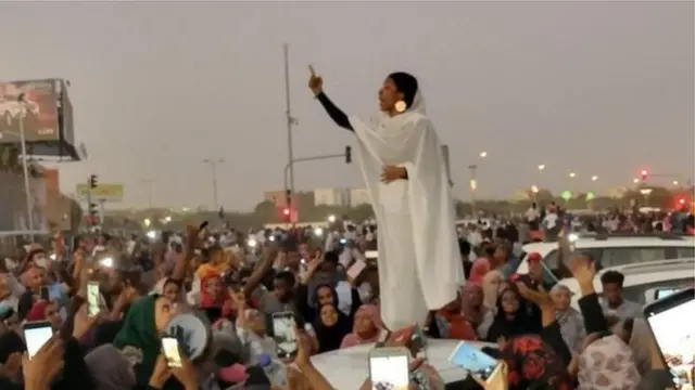 Alaa waxay ka mid ahayd dadkii astaanta u noqday dibadbaxyadii xilka looga tuuray Al-Bashiir