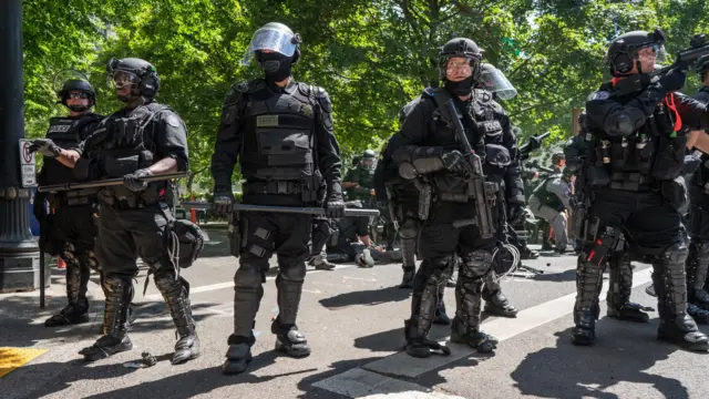 Policiais aparecembonus bet pixfila e fortemente armados na rua