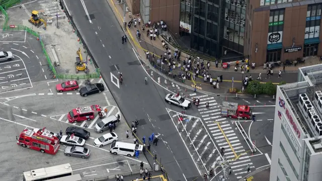 安倍晉三在奈良市發表演說期間胸部中槍,失去知覺,頸部流血,心臟停頓,被送往醫院救治。