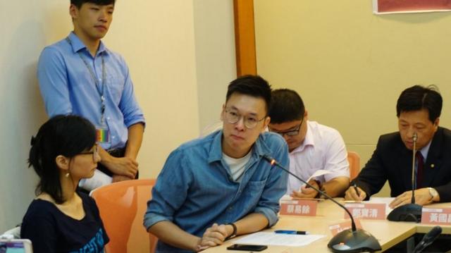 林飛帆（後）與陳為廷（前中）在台灣立法院出席時代力量黨聲援香港「雨傘運動」被告人記者會上（台灣中央社圖片16/8/2017）