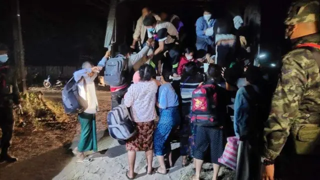 ชาวกะเหรี่ยงหนีภัยการสู้รบใน จ.เมียวดีของเมียนมา เข้ามาฝั่งไทยที่ อ.แม่สอด จ.ตาก