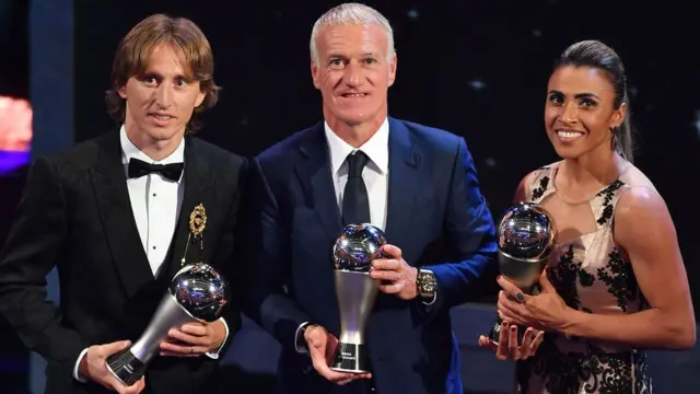 Лучший игрок Лука Модрич, тренер французской сборной Дидье Дешам и лучшая футболистка - Марта