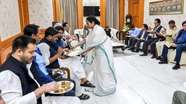 વિપક્ષના નેતાઓને ભોજન પીરસતાં મમતા બેનરજી