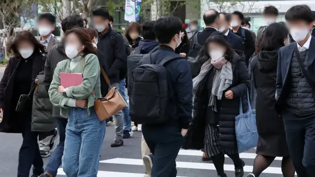전국에 때이른 추위가 찾아온 18일 오전 서울 종로구 광화문 네거리에서 두꺼운 겨울옷을 챙겨 입은 시민들이 출근길 발걸음을 재촉하고 있다