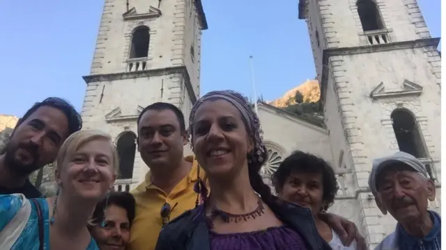 İpek Kutbay Göde ve eşi Karadağ'da konuklarını gezdirirken