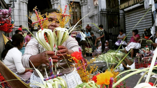 @Martinore25 compartió a través de su cuenta en Instagram esta imagen de una vendedora del mercado central de San Salvador. "Prepara cruces de hoja de palma frente a la iglesia El Calvario, que serán utilizadas en una procesión