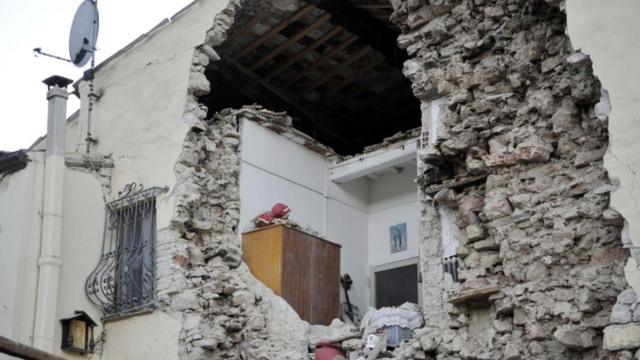 Sebuah bangunan yang rusak parah setelah gempa di Italia.