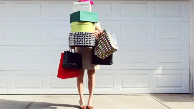 Стремясь справиться с чувством вины за импульсивные покупки, мы начинаем искать удовольствие в них же