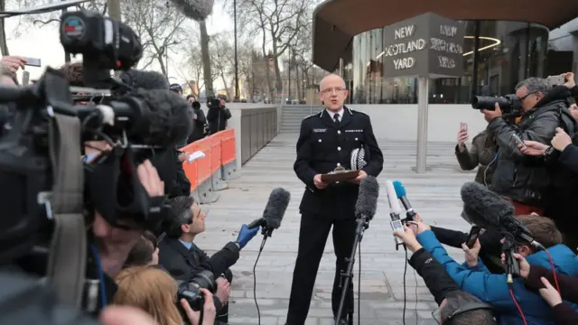 Policial durante coletiva sobre ataque