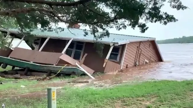 Un casa se cae al río en Oklahoma.