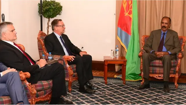 ኣምባሳደር ጀፍሪ ፈልትማን (ማእከል) ምስ ፕረዚደንት ኢሳይያስ ኣፈወርቂ