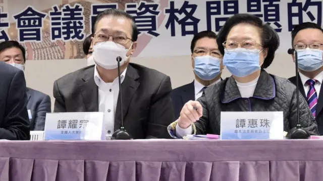 中国全国人大常委谭耀宗(左)与全国人大常委会香港基本法委员会副主任谭惠珠(右)在香港出席记者会(中新社图片12/11/2020)