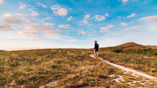 Un hombre camina sobre un valle