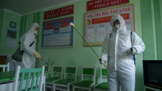 북한이 3일 신종 코로나바이러스 감염증(코로나19) 확진자가 여전히 0명이며 격리 인원도 500여 명 수준으로 줄었다고 밝혔다