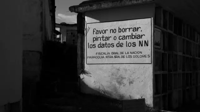 Cartel que pide que no se borren, pinten ni cambien los datos de los NN.