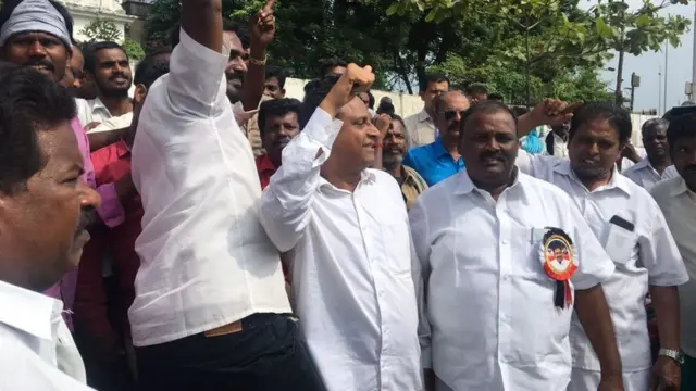 தினகரன் ஆதரவாளர்கள் கொண்டாட்டம்(புகைப்படடத் தொகுப்பு)