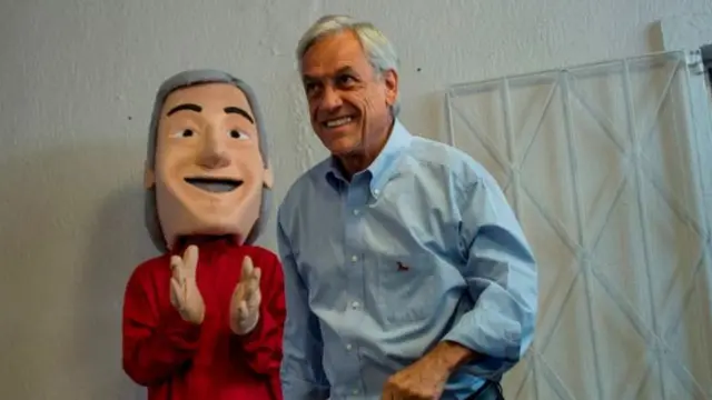 El candidato presidencial Sebastián Piñera con su alter ego "Piñerín".