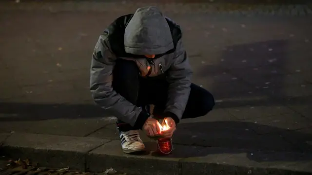 запалюють свічку