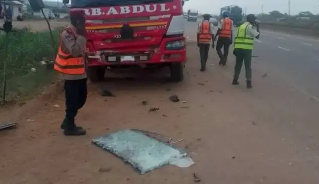 Des images de l'accident montrent des débris de voiture sur le sol
